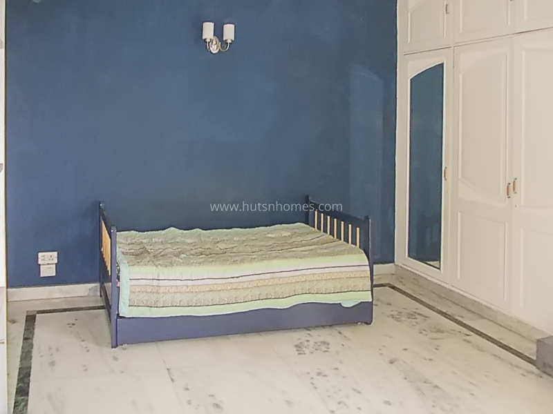 3 BHK Flat For Rent in Defence Colony