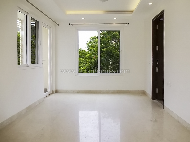 3 BHK Flat For Sale in Sarvapriya Vihar