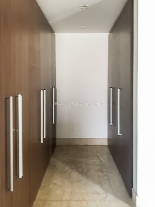 4 BHK Flat For Sale in Anand Lok