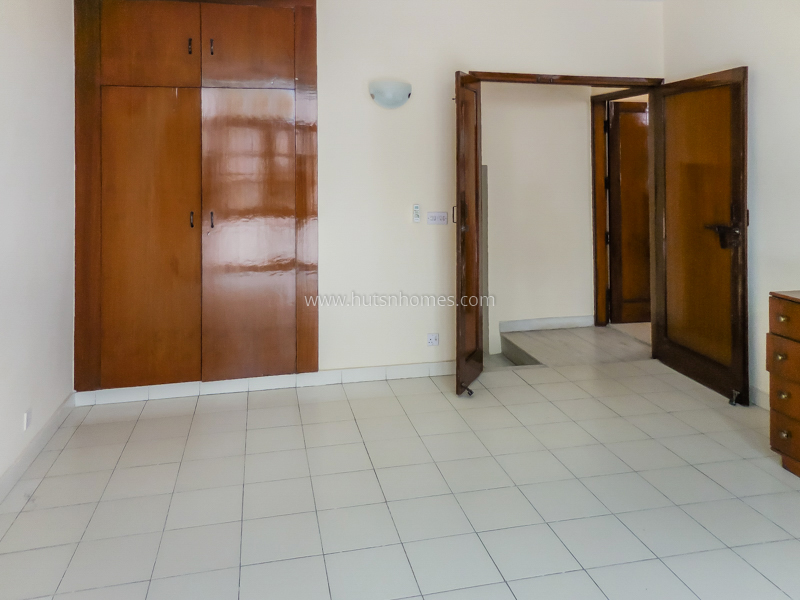 3 BHK Flat For Rent in Defence Colony