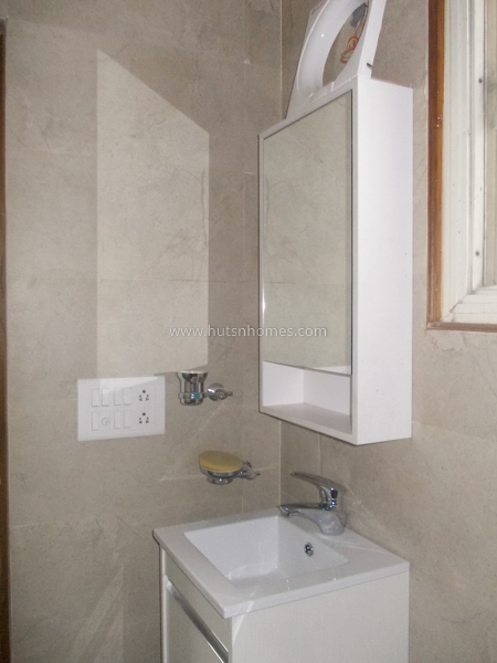 2 BHK Flat For Sale in Nizamuddin East