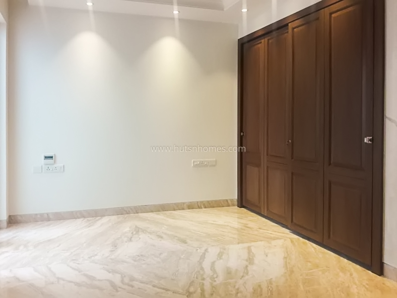 4 BHK Flat For Sale in Vasant Vihar