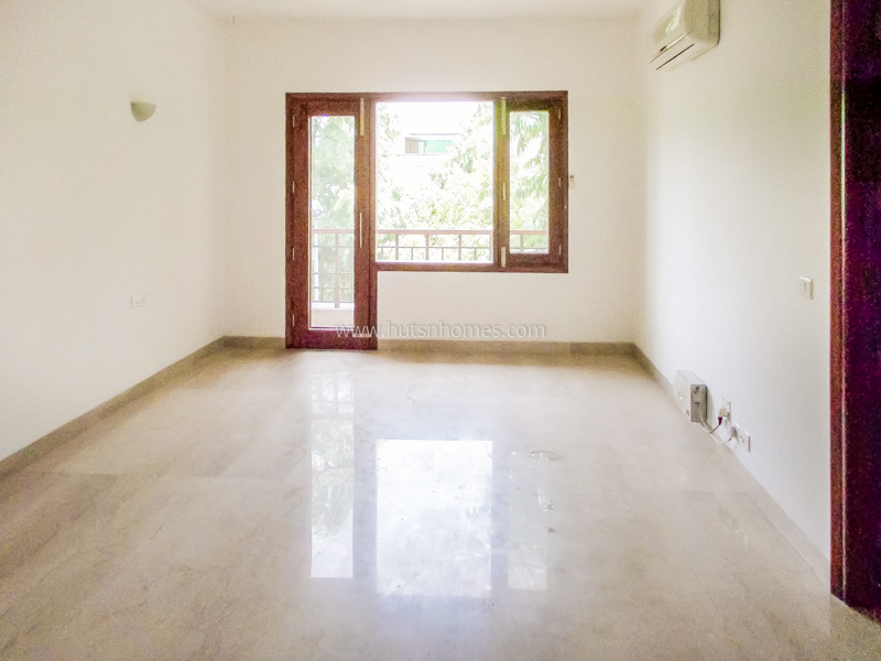 4 BHK Flat For Sale in West End Colony