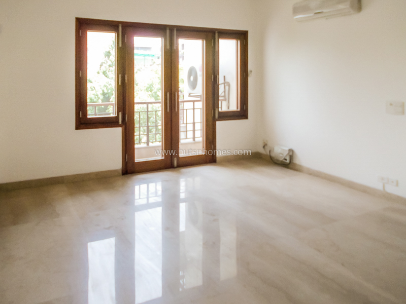 4 BHK Flat For Sale in West End Colony