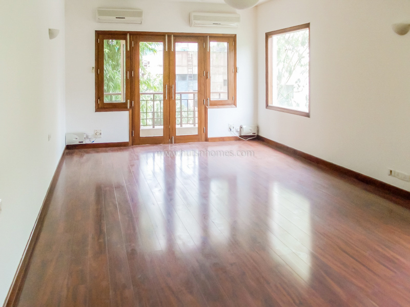 4 BHK Flat For Sale in West End Colony