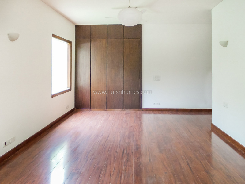 4 BHK Flat For Sale in West End Colony