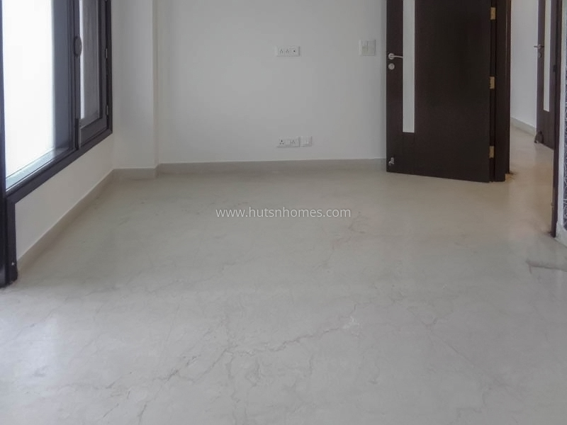 4 BHK Flat For Sale in Navjeevan Vihar