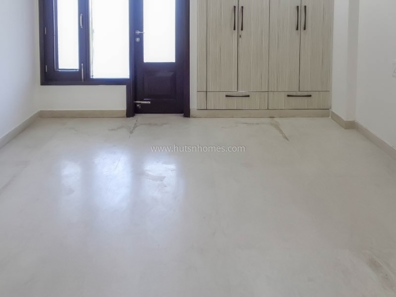 4 BHK Flat For Sale in Navjeevan Vihar