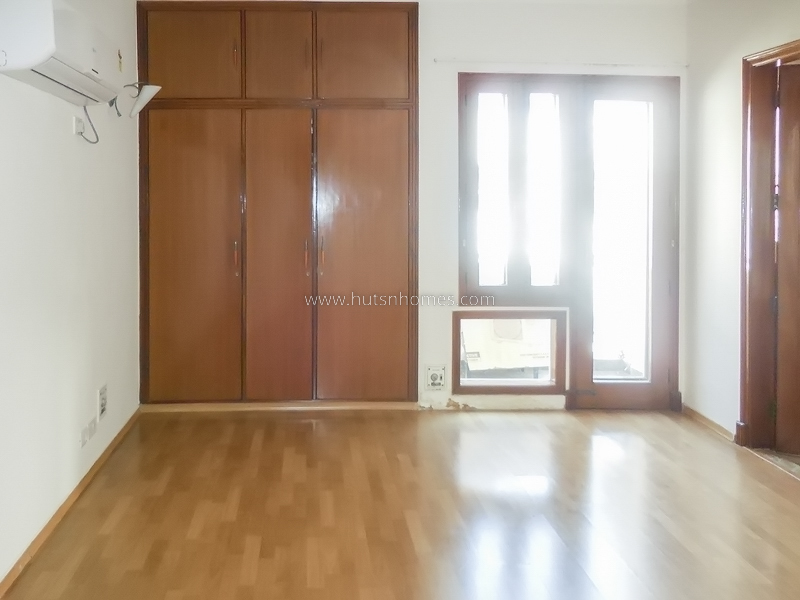 5 BHK Flat For Sale in Shanti Niketan