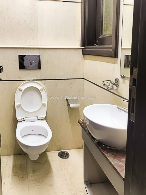 3 BHK Flat For Sale in Navjeevan Vihar