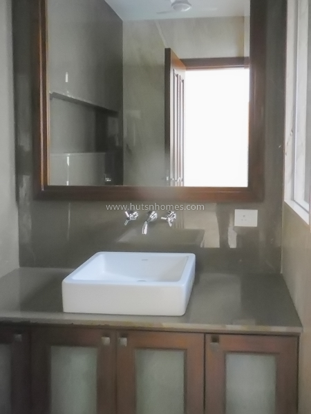 4 BHK Flat For Sale in Nizamuddin East