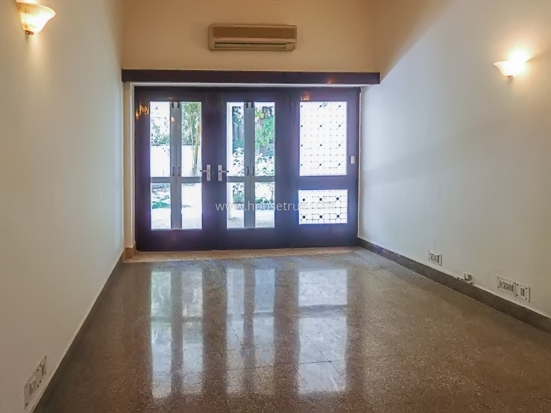 8 BHK House For Sale in Golf Links