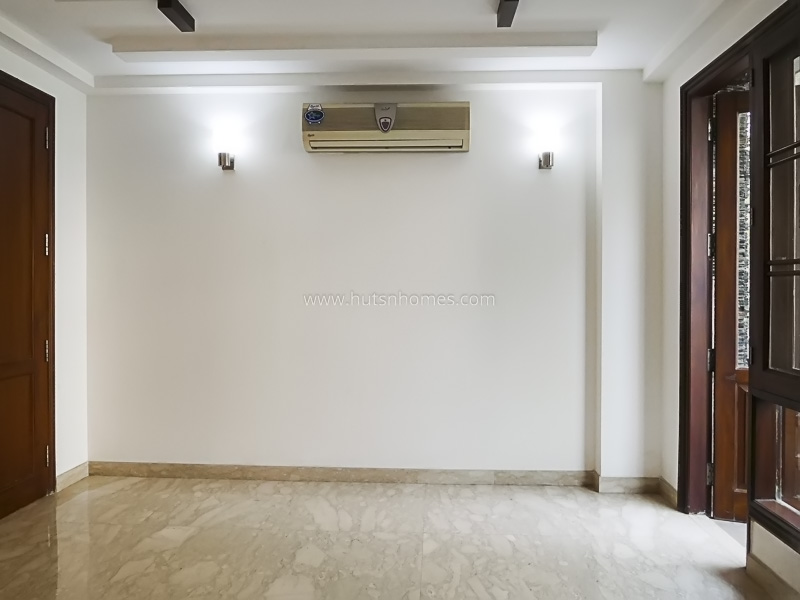 4 BHK Flat For Sale in Safdarjung Development Area