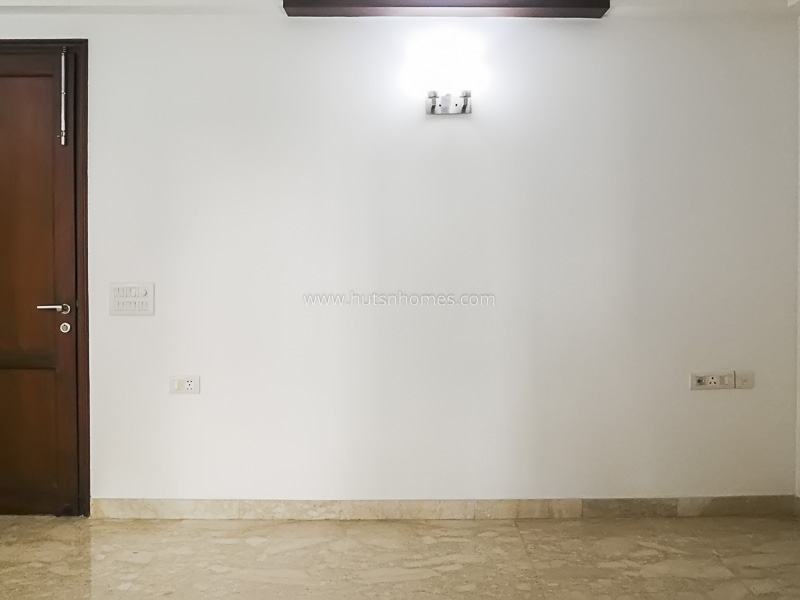 4 BHK Flat For Sale in Safdarjung Development Area