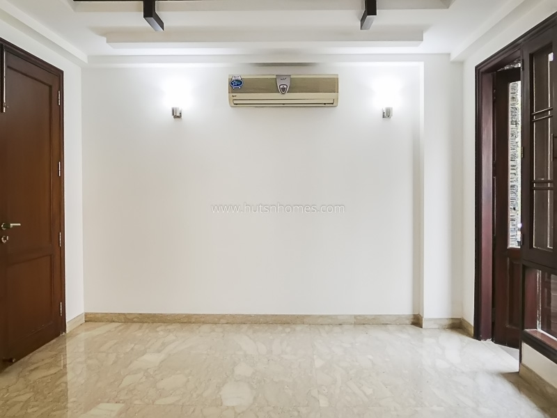 4 BHK Flat For Sale in Safdarjung Development Area