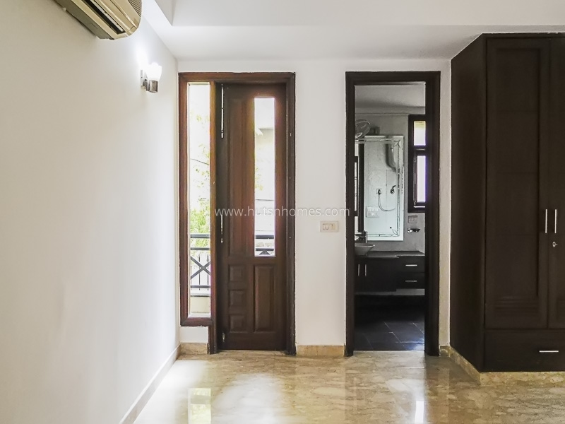 4 BHK Flat For Sale in Safdarjung Development Area