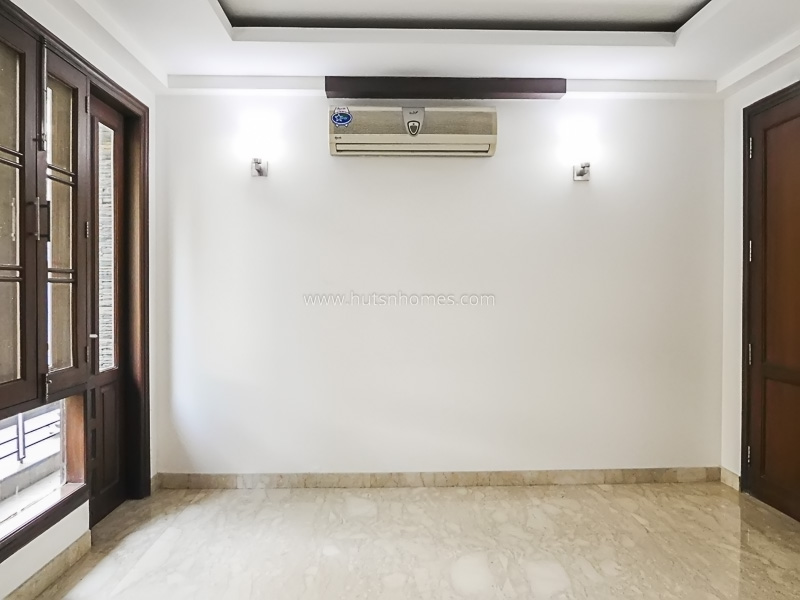 4 BHK Flat For Sale in Safdarjung Development Area