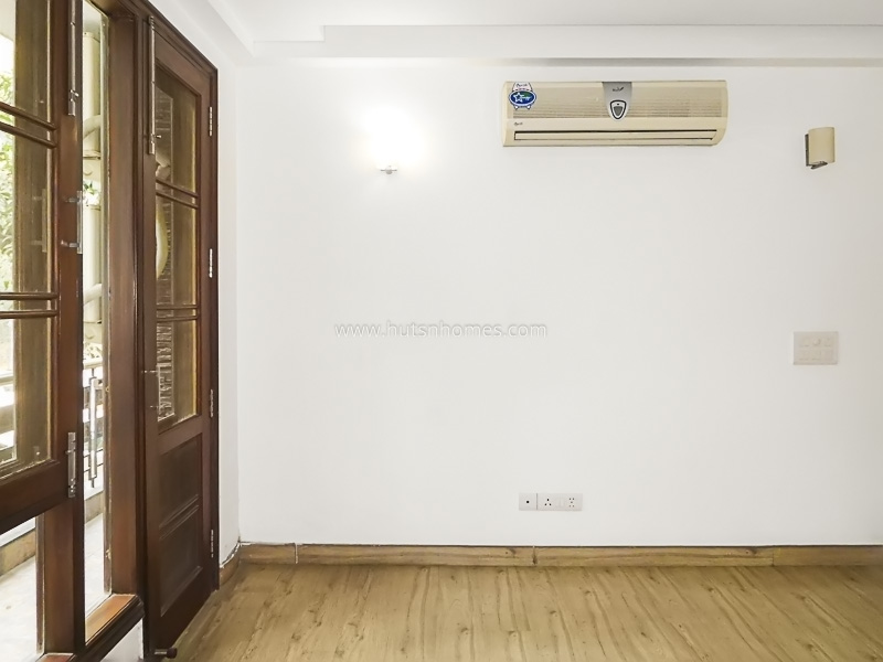 4 BHK Flat For Sale in Safdarjung Development Area