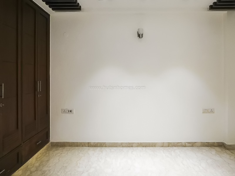 4 BHK Flat For Sale in Safdarjung Development Area