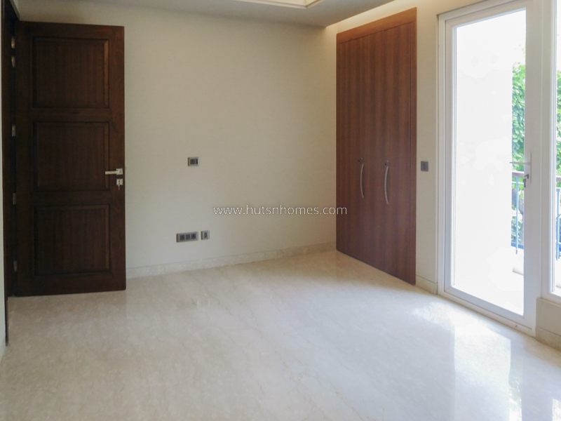 4 BHK Flat For Sale in Anand Niketan