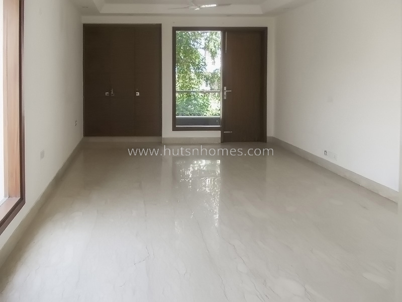 4 BHK Flat For Sale in Maharani Bagh