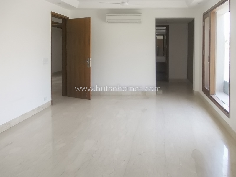 4 BHK Flat For Sale in Maharani Bagh