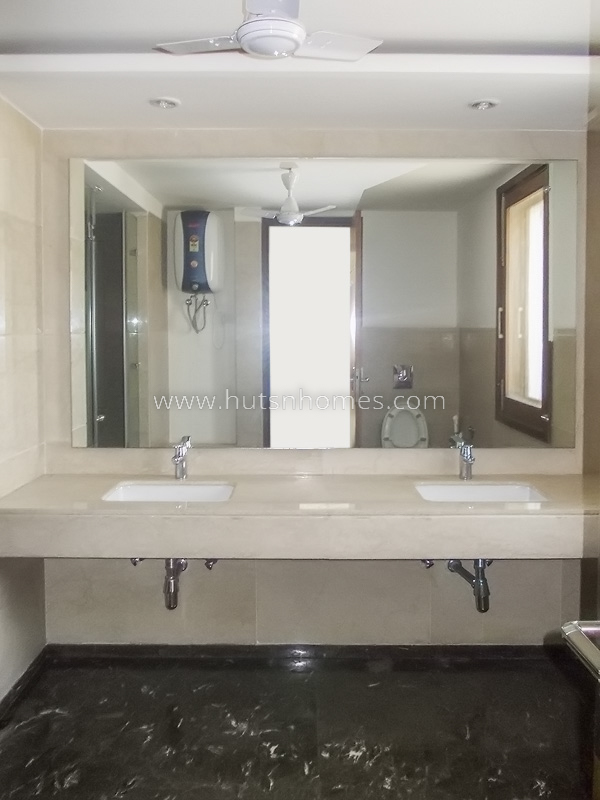 4 BHK Flat For Sale in Maharani Bagh