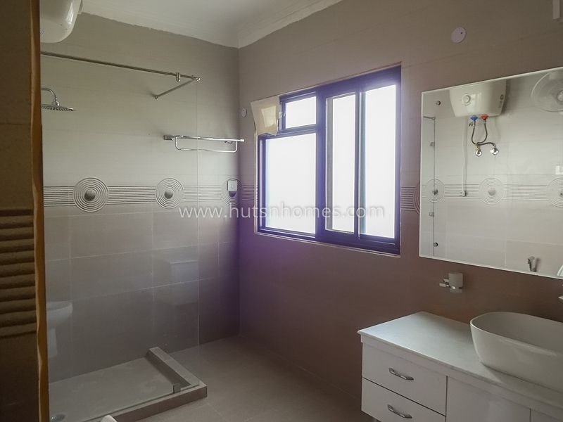 3 BHK Flat For Sale in New Friends Colony