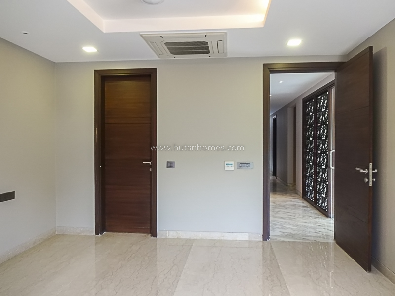 4 BHK Flat For Sale in Hauz Khas Enclave