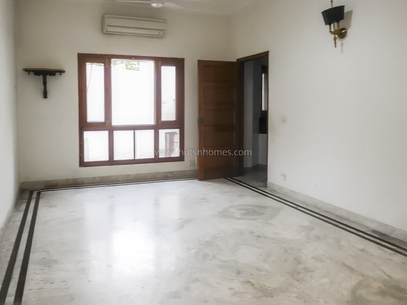 3 BHK Flat For Rent in Nizamuddin East