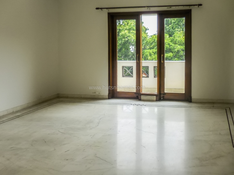 4 BHK Flat For Sale in Sundar Nagar