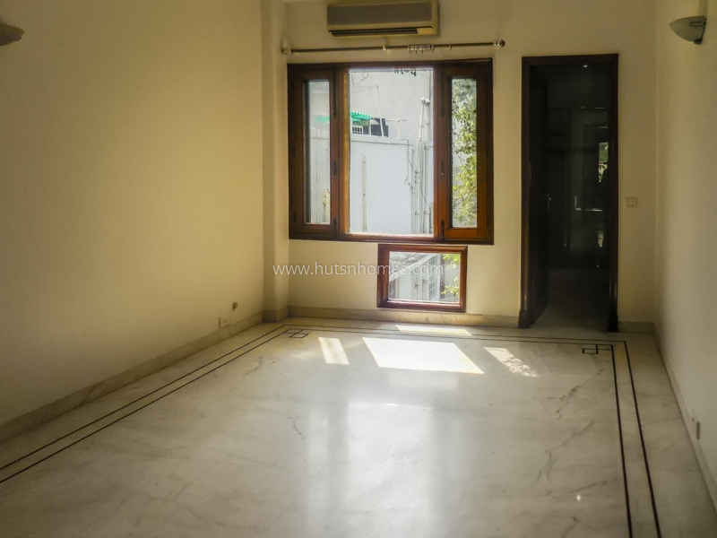 4 BHK Flat For Sale in Sundar Nagar