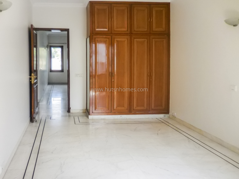 4 BHK Flat For Sale in Sundar Nagar