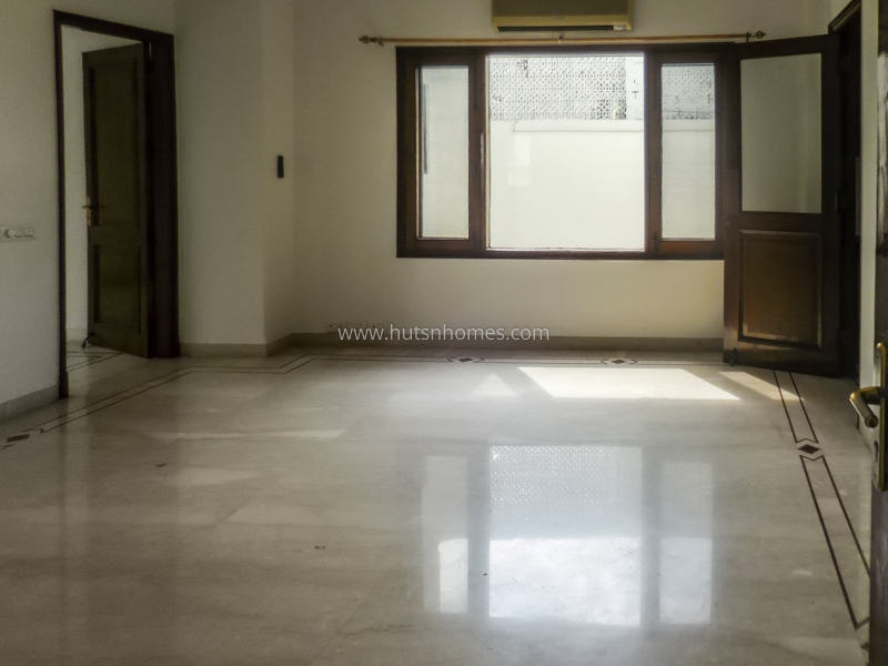 4 BHK Flat For Sale in Sundar Nagar