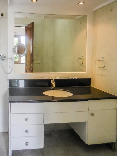 4 BHK Flat For Sale in Sundar Nagar