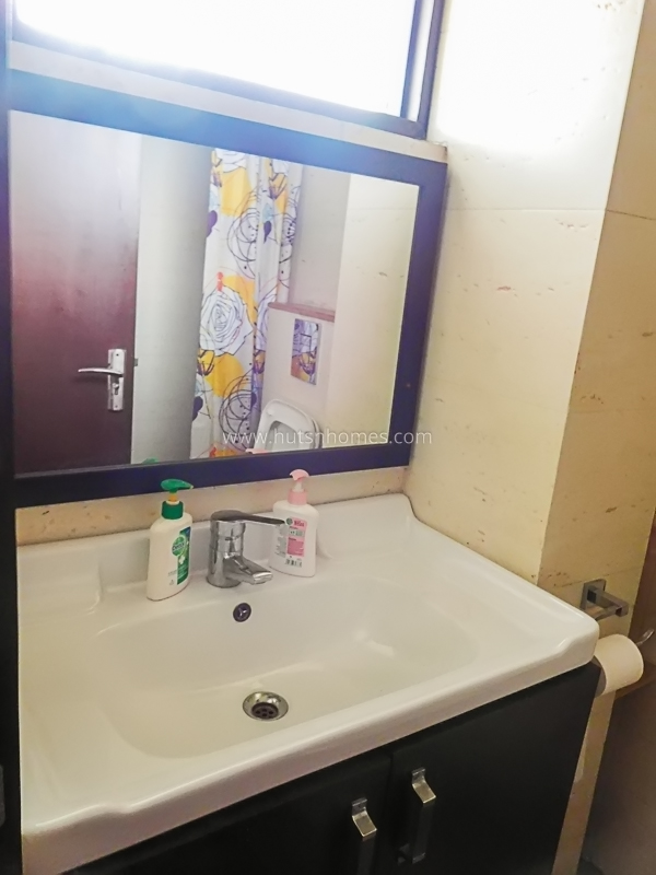 1 BHK Studio For Rent in Nizamuddin East